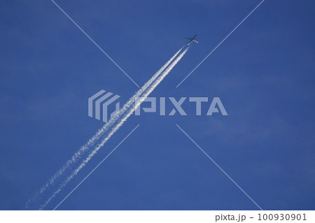 朝日に照らされるジェット機と飛行機雲・春・空のみ・230301am 100930901