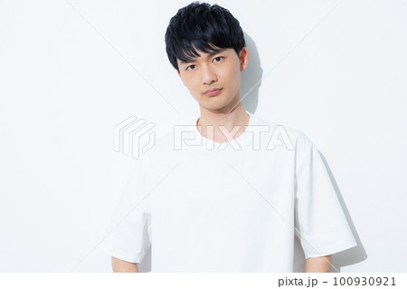 白いTシャツの男性 白いTシャツの男性 100930921
