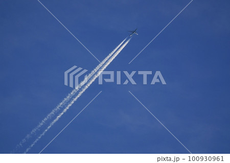 朝日に照らされるジェット機と飛行機雲・春・空のみ・230301am 朝日に照らされるジェット機と飛行機雲・春・空のみ・230301am 100930961