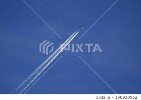 朝日に照らされるジェット機と飛行機雲・春・空のみ・230301am 100930962