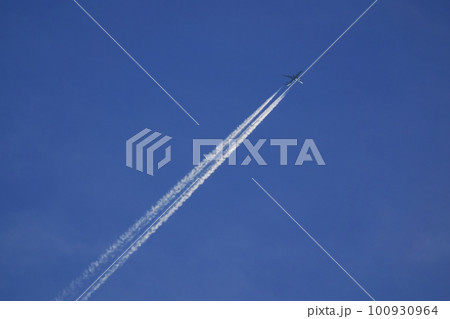 朝日に照らされるジェット機と飛行機雲・春・空のみ・230301am 100930964