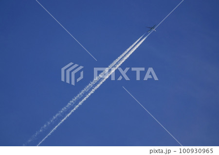 朝日に照らされるジェット機と飛行機雲・春・空のみ・230301am 100930965