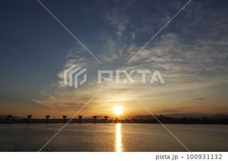 多様な雲が観えた朝空と映り込む川面・春・230301am 100931132