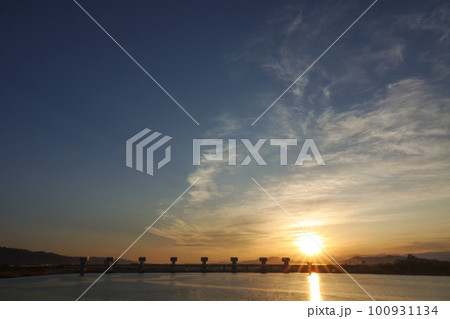 多様な雲が観えた朝空と映り込む川面・春・230301am 100931134