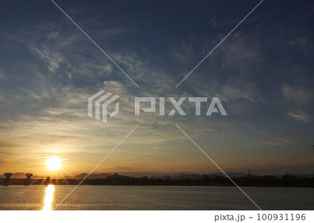 多様な雲が観えた朝空と映り込む川面・春・230301am 100931196