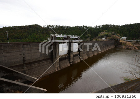 ダムのある風景 100931260