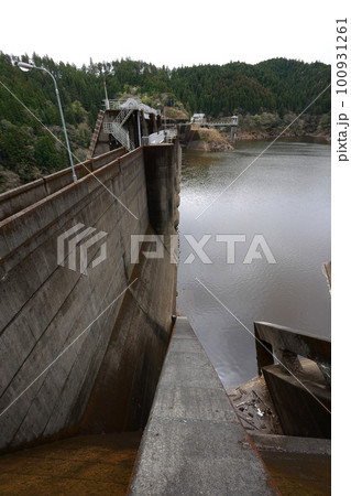 ダムのある風景 100931261