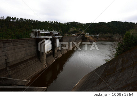 ダムのある風景 100931264