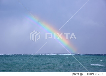 奄美大島　荒れる海にかかる鮮やかな虹 100931283