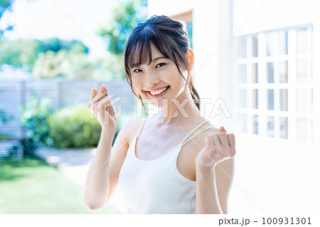 笑顔の若い女性 笑顔の若い女性 100931301