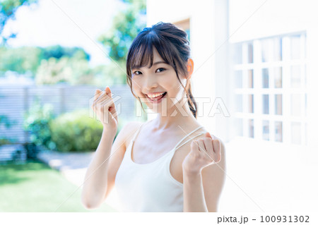 笑顔の若い女性 100931302