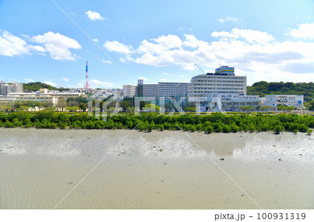 豊見城高校、とよみ生協病院正面を望む(沖縄県豊見城市)【2023.2】 100931319