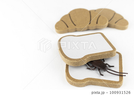 おもちゃのゴキブリと食パン。異物混入のイメージ 100931526