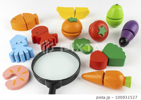 おもちゃの食べ物と虫眼鏡。品質チェックのイメージ 100931527