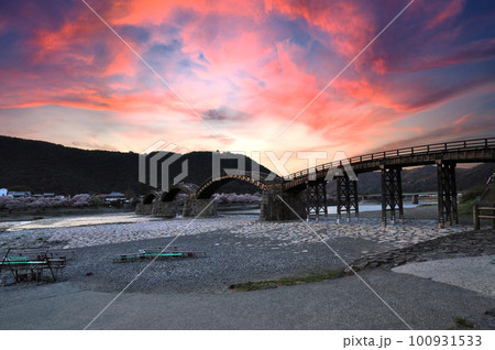夕焼けの染まる錦帯橋 100931533