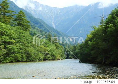 上高地　透明度の高い川 100931564