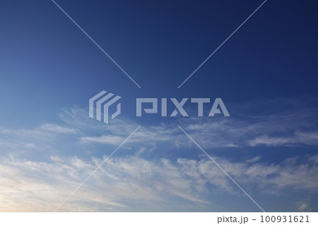 清々しい青空と朝日に照らされる巻雲・春・望遠・空のみ・230301am 100931621