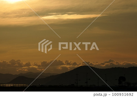 朝日に照らされる雲と山並・春・230301am 100931692