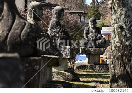 盛岡市の観光 十六羅漢像があるらかん児童公園 100932142