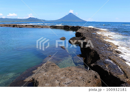 番所鼻自然公園　ドラゴンホールと開聞岳 100932181