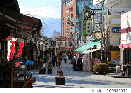 観光客を惹きつける仕掛けあふれる縄手通り 100932353