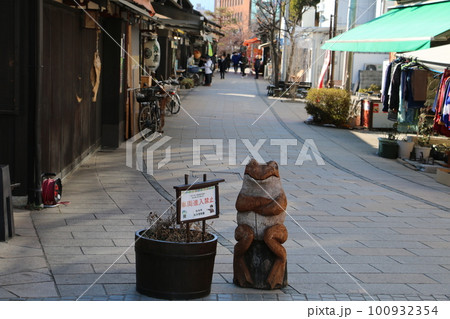 観光客を惹きつける仕掛けあふれる縄手通り 観光客を惹きつける仕掛けあふれる縄手通り 100932354