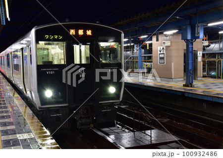 早朝、雨降りの宮崎駅 早朝、雨降りの宮崎駅 100932486