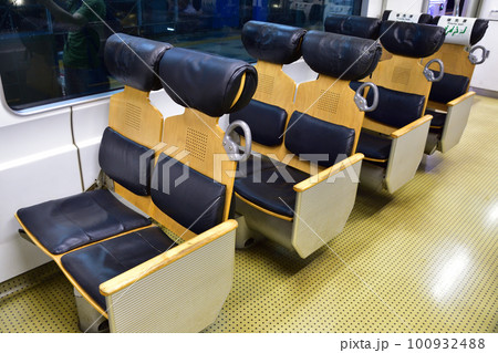 早朝、雨降りの宮崎駅 早朝、雨降りの宮崎駅 100932488