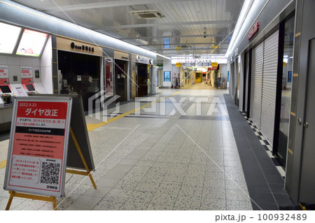 早朝、雨降りの宮崎駅 100932489