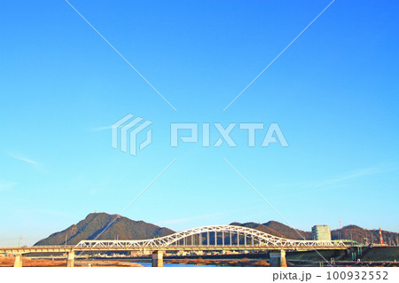 岐阜市、金華山と忠節橋の風景 岐阜市、金華山と忠節橋の風景 100932552