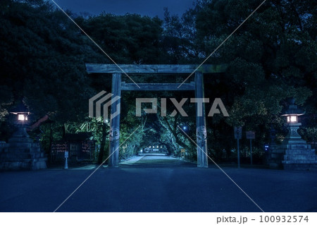 名古屋市、熱田神宮西門大鳥居の夜景 100932574