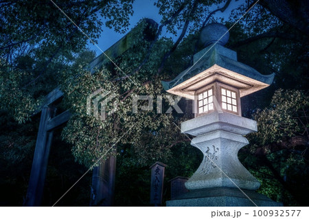 名古屋市、熱田神宮西門大鳥居の夜景 名古屋市、熱田神宮西門大鳥居の夜景 100932577