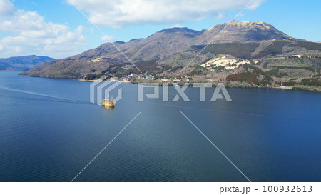 箱根駒ケ岳をバックに芦ノ湖と遊覧船を空撮 100932613