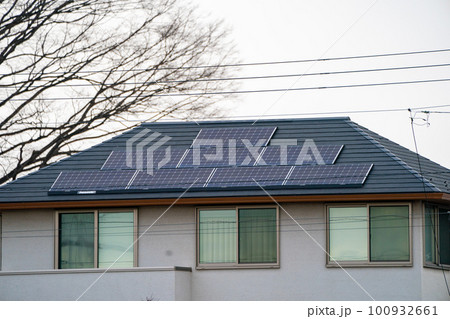 一戸建て住宅に設置されたソーラーパネル 一戸建て住宅に設置されたソーラーパネル 100932661
