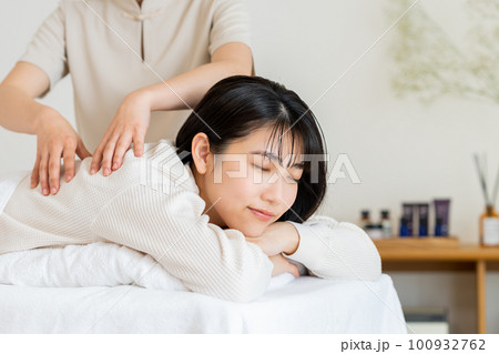 エステでマッサージを受ける若い女性 エステでマッサージを受ける若い女性 100932762