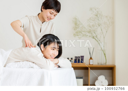 エステでマッサージを受ける若い女性 エステでマッサージを受ける若い女性 100932766