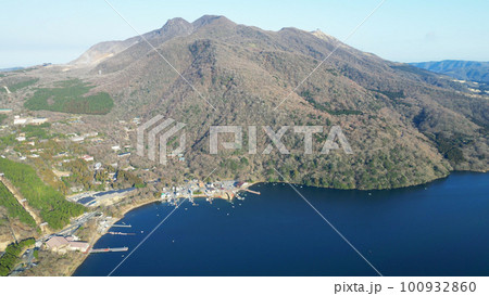 芦ノ湖と箱根山を空撮 100932860
