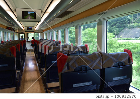 大糸線を走る快速列車 大糸線を走る快速列車 100932870