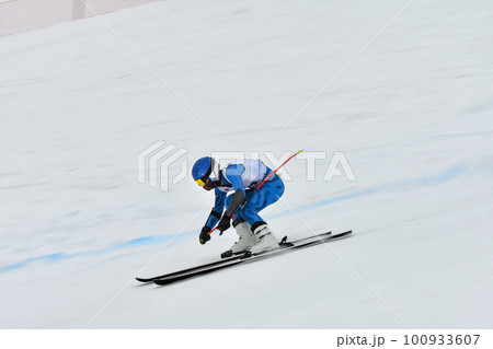 スキー競技大会でスキー疾走滑走する競技選手 100933607