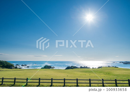 「青森県」快晴の空、美しい芝生が広がる種差海岸・八戸市 「青森県」快晴の空、美しい芝生が広がる種差海岸・八戸市 100933658