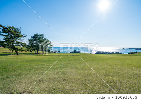 「青森県」快晴の空、美しい芝生が広がる種差海岸・八戸市 「青森県」快晴の空、美しい芝生が広がる種差海岸・八戸市 100933659