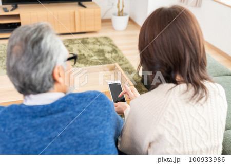 ミドル 夫婦 スマホ 手元 ミドル 夫婦 スマホ 手元 100933986