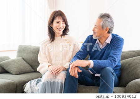 ミドル 夫婦　イメージ 100934012
