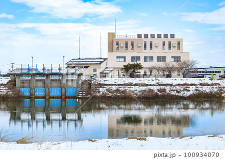 雪が降った後の新潟市中部排水機場 雪が降った後の新潟市中部排水機場 100934070