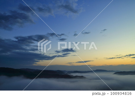 [定額] 鎌倉山の雲海 ( 栃木県 茂木町 11月 ) 100934816
