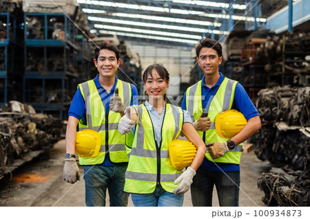 Happy full team engineering worker technician thumb up looking at camera, 100934873