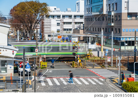 神奈川県　横浜線の相模原駅南口　交番と踏切の風景 100935081