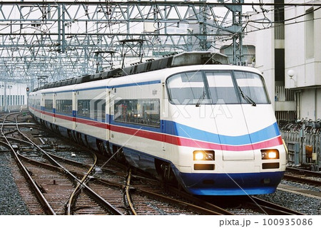 京成上野へ向けて京成本線をゆくAE100形の特急スカイライナー号 京成上野へ向けて京成本線をゆくAE100形の特急スカイライナー号 100935086