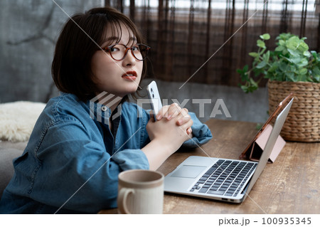 ノートパソコンを使うZ世代の若い女性 ノートパソコンを使うZ世代の若い女性 100935345