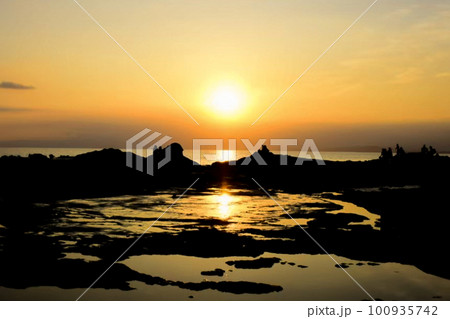 美しい海岸の夕日 100935742